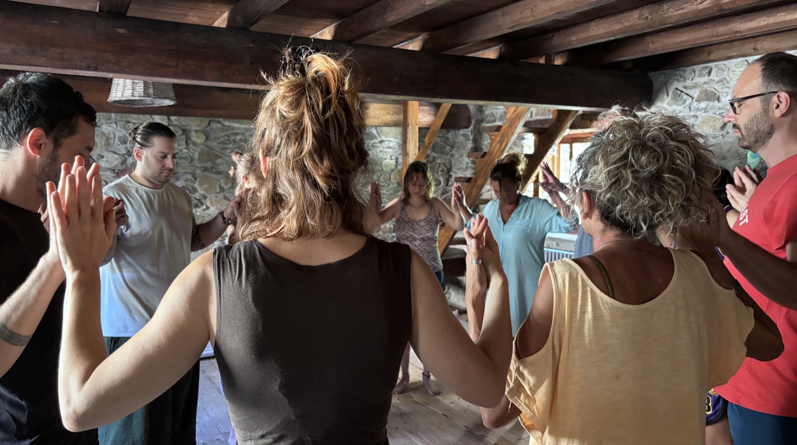Il gruppo raccolto nella sala di legno, Roberto suona il tamburo
