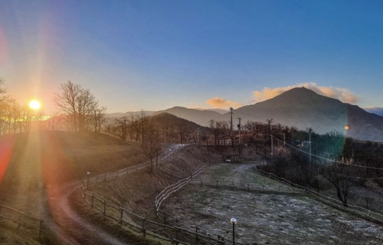 Pian della Castagna, sala luminosa con vista aperta sulle colline